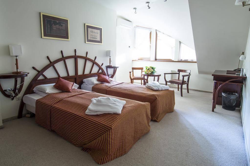 Port Hotel Ādaži エクステリア 写真